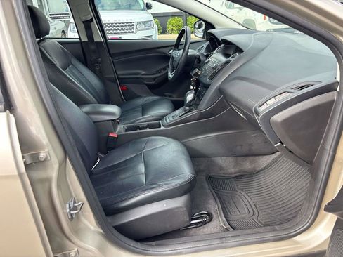 Used 2018 Ford Focus SE w/ SE Appearance Package image 12