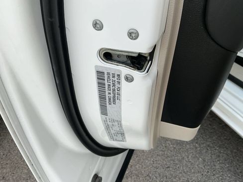 Used 2023 Chrysler Pacifica Touring-L FWD image 12