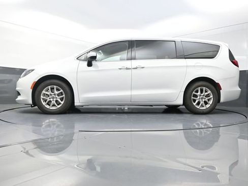 Used 2023 Chrysler Voyager LX image 34