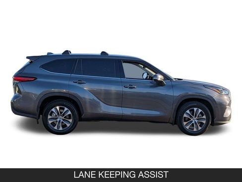Used 2022 Toyota Highlander XLE AWD/4WD image 6