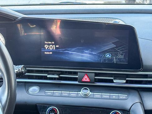 Used 2024 Hyundai Elantra Limited image 17