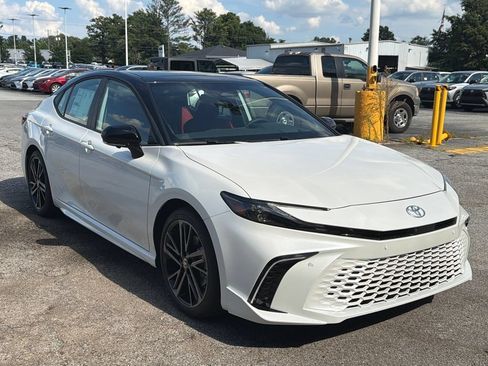 New 2026 Toyota Camry Hybrid FWD image 3