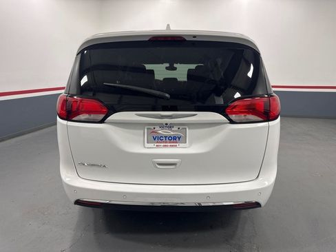 Used 2017 Chrysler Pacifica Touring-L w/ Tire & Wheel Group FWD image 8