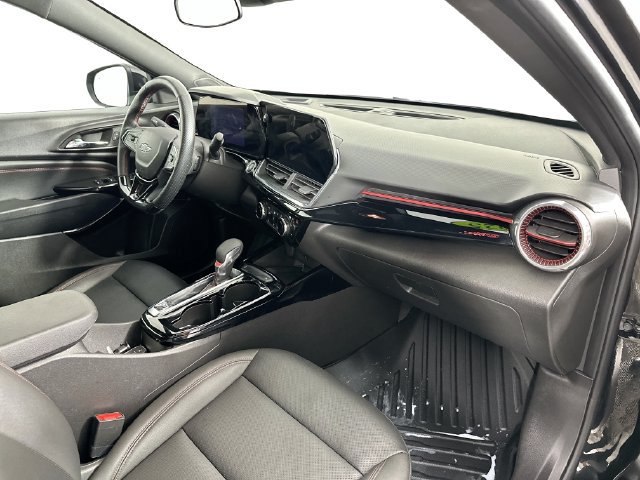 Used 2025 Chevrolet Trax RS w/ Sunroof Package FWD image 29