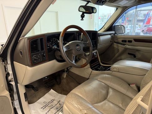 Used 2004 Cadillac Escalade ESV AWD image 18