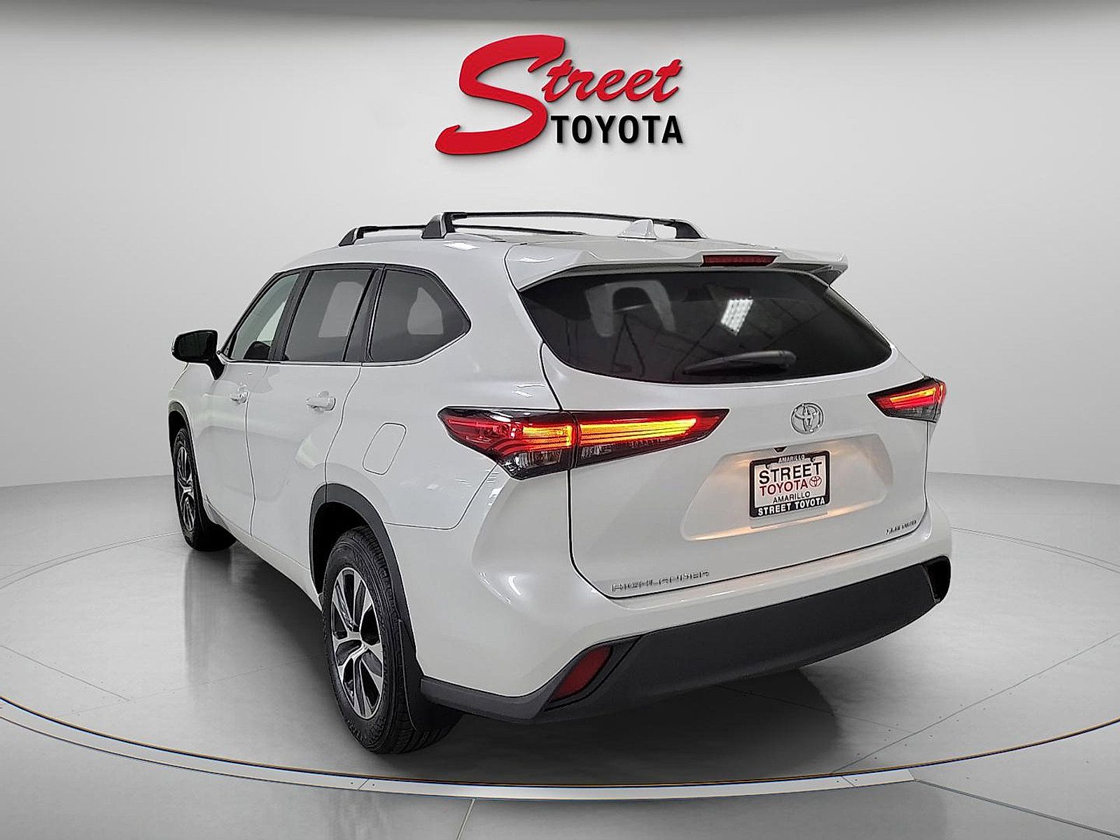 Used 2023 Toyota Highlander XLE AWD/4WD image 2