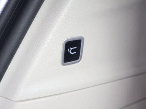 Used 2023 Chrysler Voyager LX FWD image 13