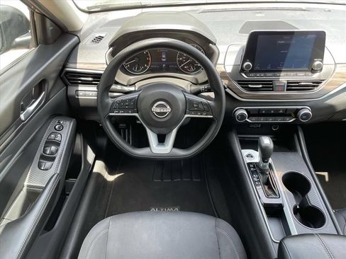 Used 2025 Nissan Altima 2.5 SV FWD image 3