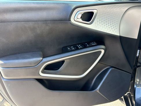 Used 2025 Kia Soul LX w/ LX Technology Package FWD image 12