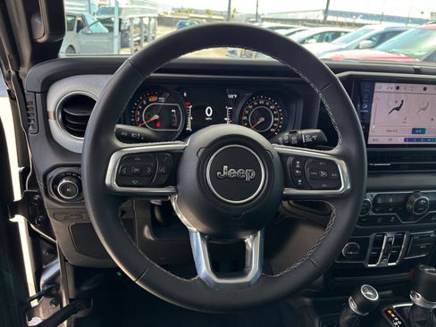 Used 2025 Jeep Wrangler Unlimited Sahara AWD/4WD image 28