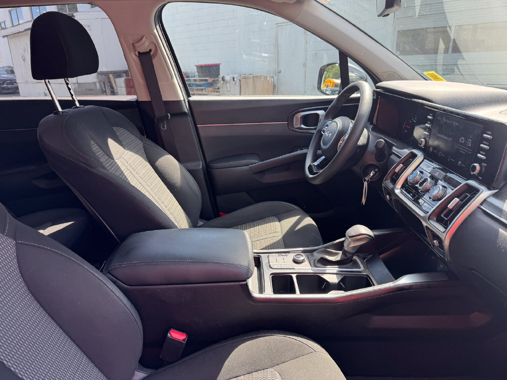 Used 2022 Kia Sorento LX AWD/4WD image 23