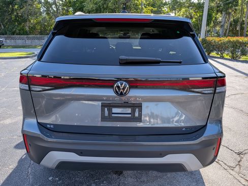 Used 2025 Volkswagen Tiguan SE AWD/4WD image 5