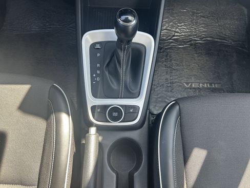 Used 2022 Hyundai Venue Limited FWD image 21