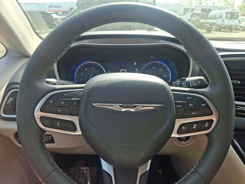 Used 2024 Chrysler Pacifica Touring-L FWD image 20