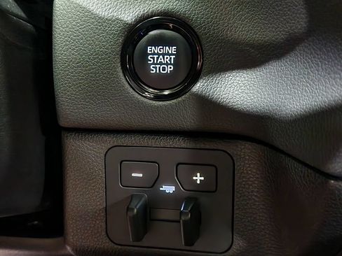 Used 2025 Toyota Tundra Limited AWD/4WD image 42