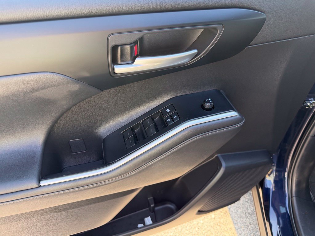 Used 2022 Toyota Highlander XLE AWD/4WD image 24