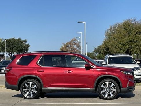Used 2025 Honda Pilot Elite image 3
