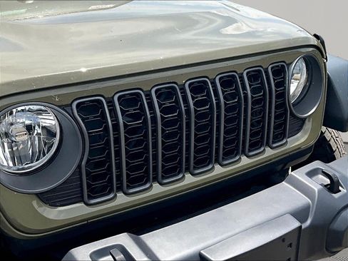 Used 2025 Jeep Gladiator Sport AWD/4WD image 32