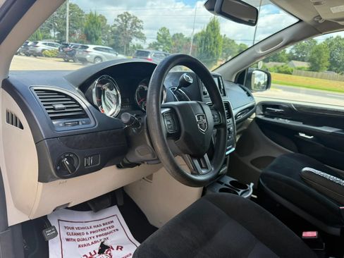 Used 2019 Dodge Grand Caravan SE FWD image 9