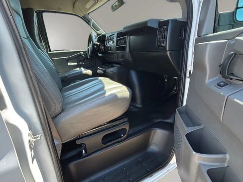Used 2018 Chevrolet Express 3500 w/ Driver Convenience Package RWD image 33