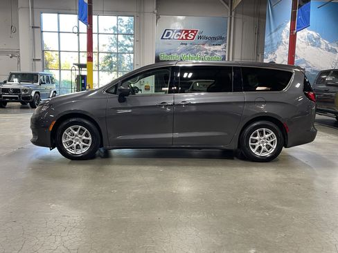 Used 2022 Chrysler Voyager LX FWD image 2