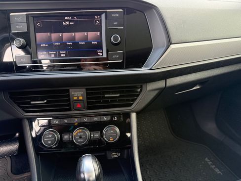 Used 2019 Volkswagen Jetta SE w/ Cold Weather Package FWD image 13