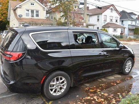 Used 2025 Chrysler Pacifica Select FWD image 4