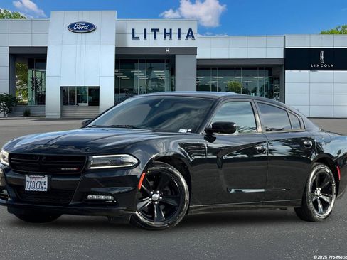 Used 2017 Dodge Charger SXT image 1