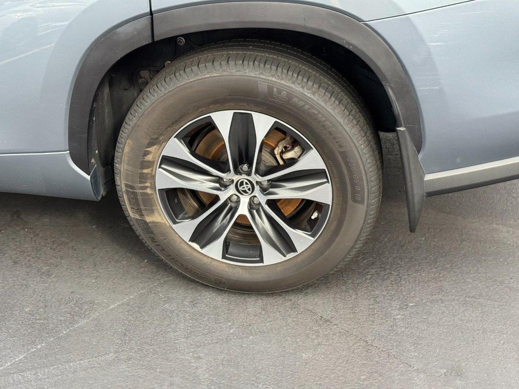 Used 2020 Toyota Highlander XLE AWD/4WD image 10