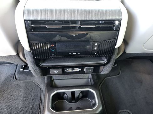 Used 2023 Jeep Wagoneer Series III w/ Preferred Equipment Group AWD/4WD image 27