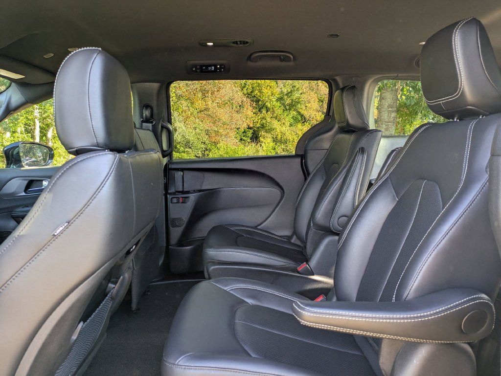 Used 2025 Chrysler Pacifica Select FWD image 33
