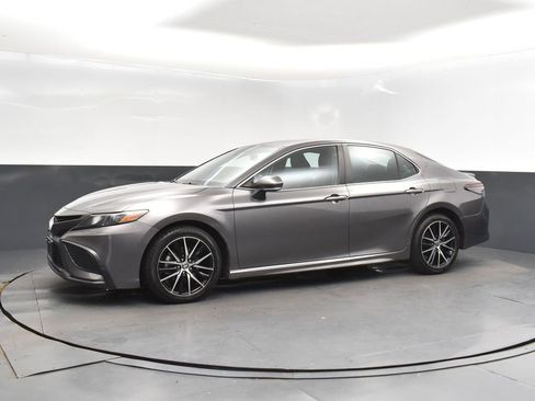 Used 2023 Toyota Camry SE image 3