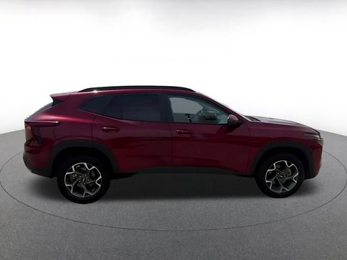 Used 2025 Chevrolet Trax LT w/ LT Convenience Package FWD image 16