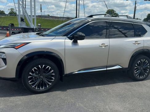 Used 2025 Nissan Rogue Platinum AWD/4WD image 3