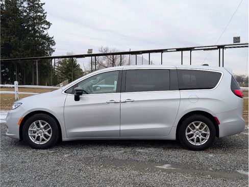 Used 2024 Chrysler Pacifica Touring-L image 4