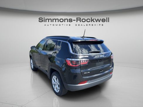 Used 2024 Jeep Compass Latitude AWD/4WD image 3