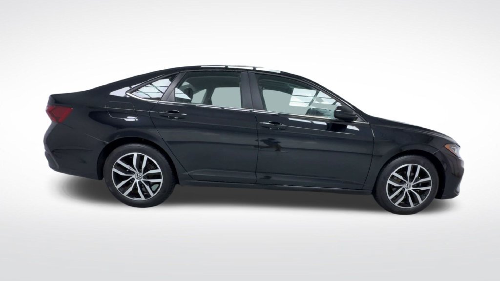Used 2025 Volkswagen Jetta SE FWD image 9