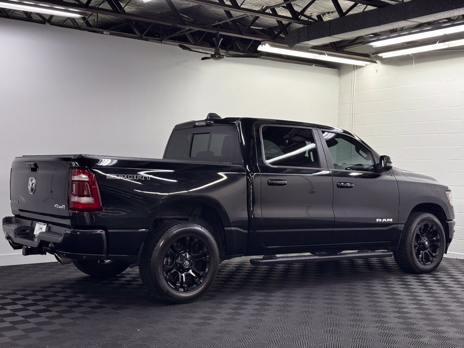Used 2023 RAM 1500 Laramie AWD/4WD image 2