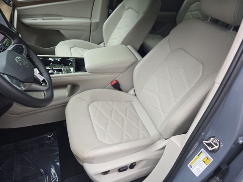 Used 2026 Volkswagen Atlas SE w/ Panoramic Sunroof Package FWD image 16