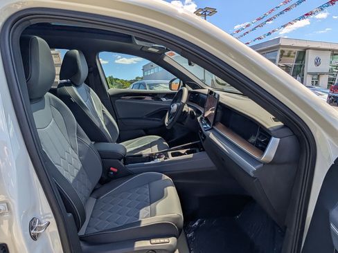 New 2026 Volkswagen Tiguan SEL R-Line AWD/4WD image 9