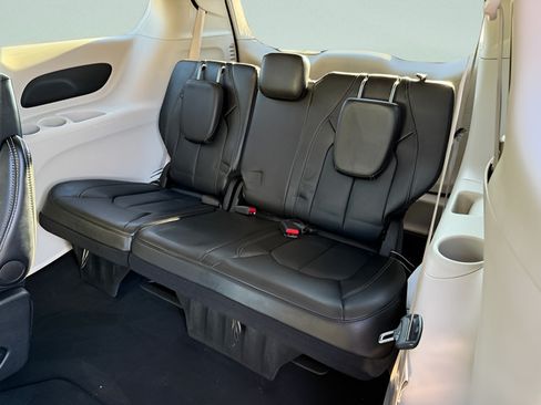 Used 2024 Chrysler Pacifica Touring-L FWD image 8