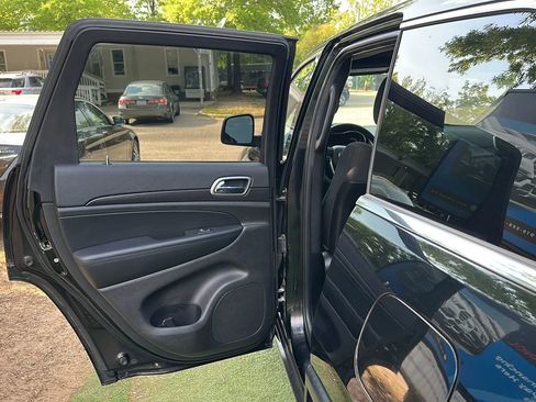 Used 2018 Jeep Grand Cherokee Laredo AWD/4WD image 16