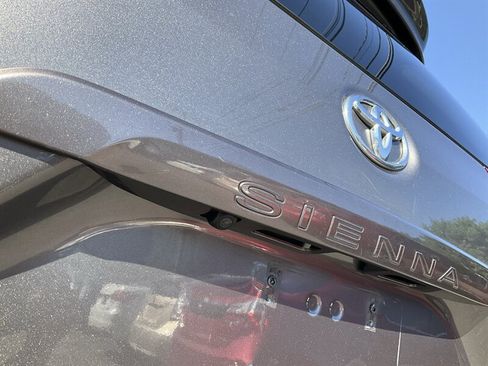 Used 2017 Toyota Sienna LE AWD/4WD image 11