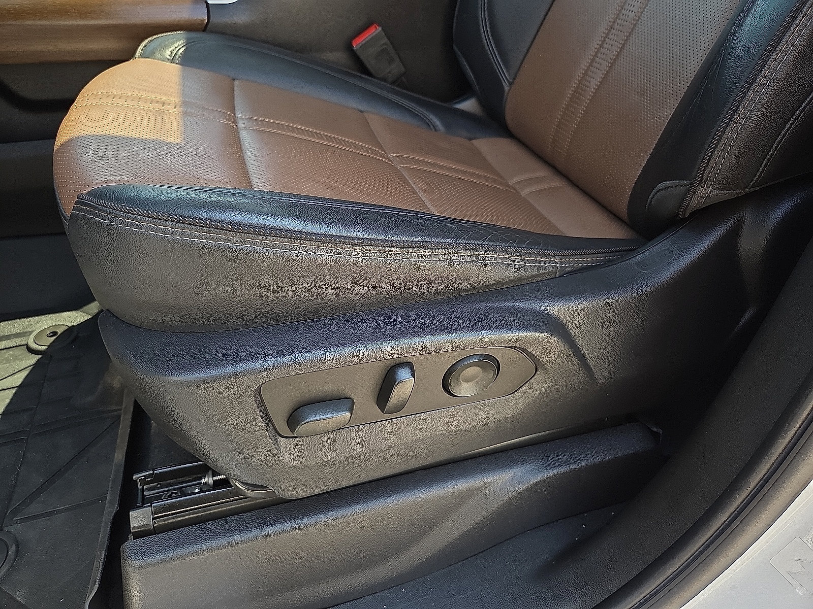 Used 2023 Chevrolet Silverado 1500 High Country w/ High Country Premium Package AWD/4WD image 21