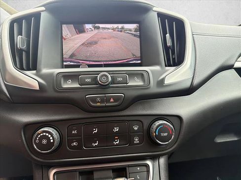 Used 2024 GMC Terrain SLE AWD/4WD image 18