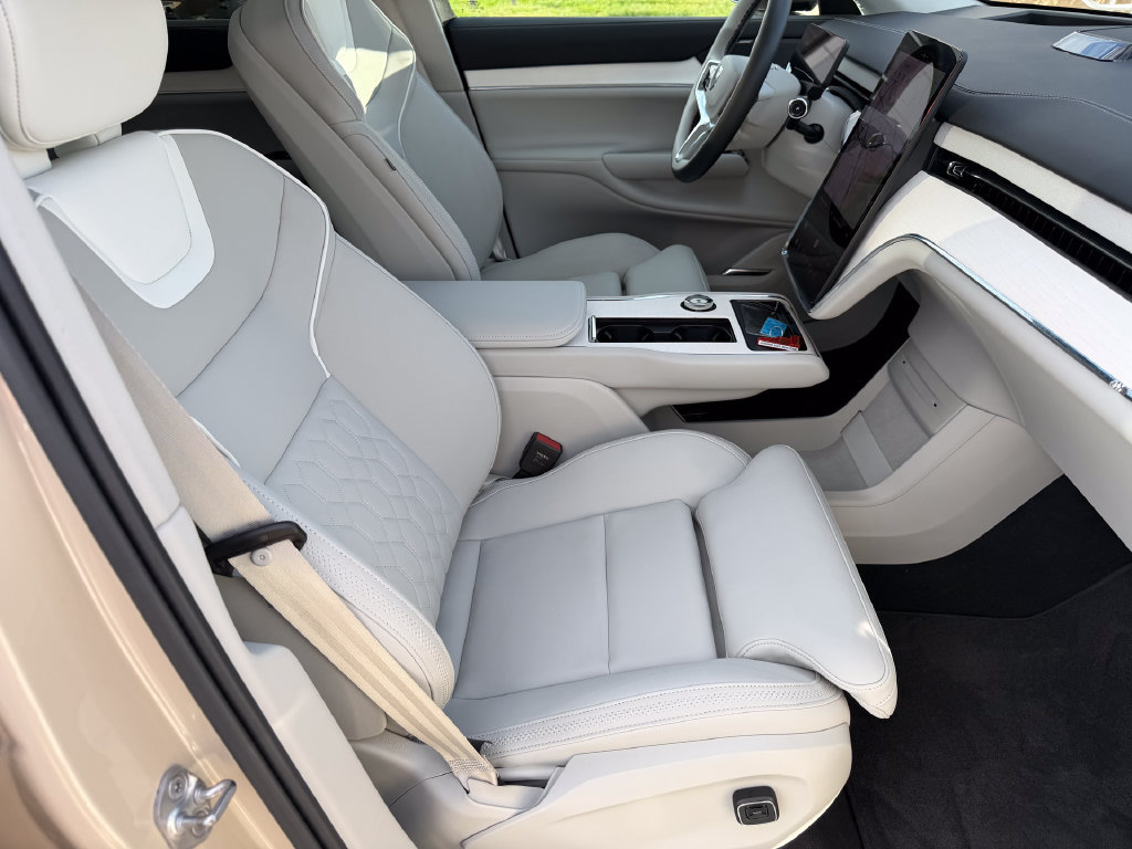 Certified 2025 Volvo EX90 Plus AWD/4WD image 15