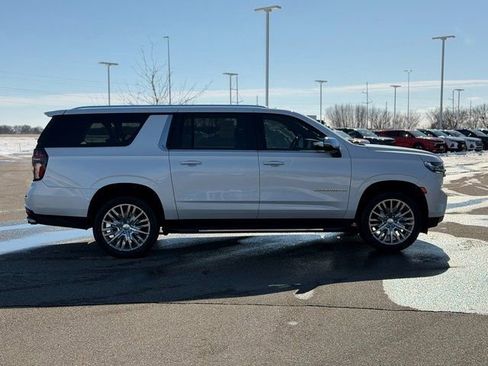 Used 2024 Chevrolet Suburban Premier image 5
