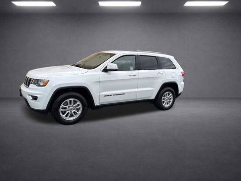 Used 2018 Jeep Grand Cherokee Laredo RWD image 2