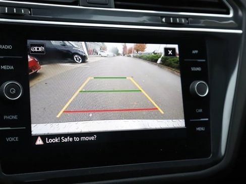 Used 2022 Volkswagen Tiguan SE w/ Panoramic Sunroof Package image 28