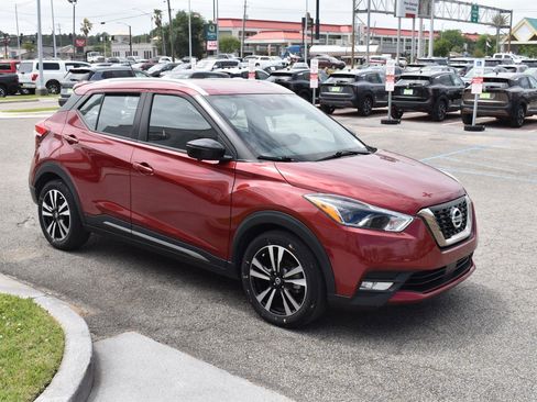 Used 2020 Nissan Kicks SR image 16